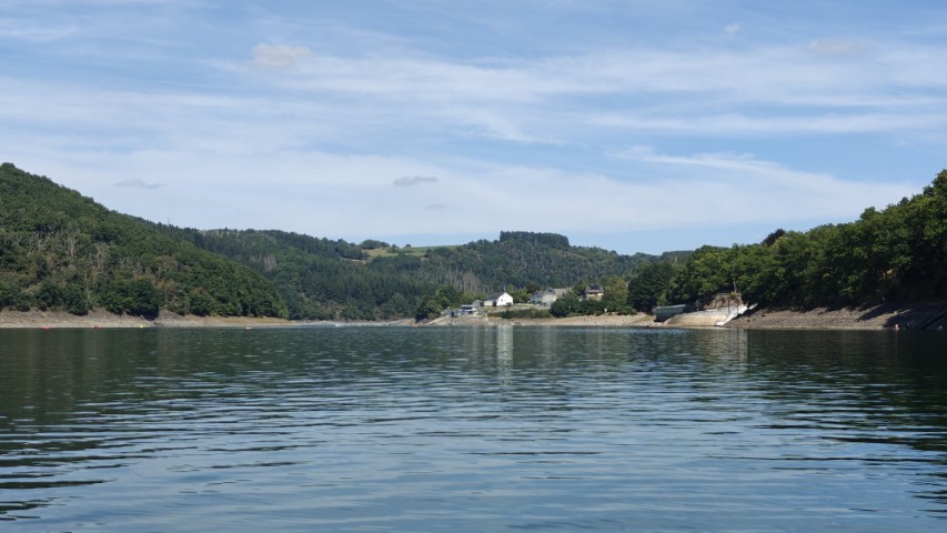 stuwdam bij Esch-sur-Sûre in Luxemburg
